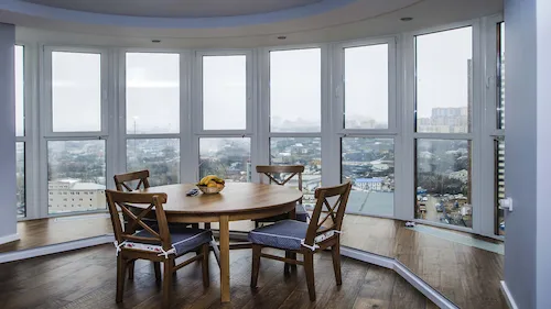 Установленные в квартире в новостройке белые красивые окна Melke.