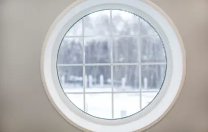 Круглое глухое пластиковое белое окно.