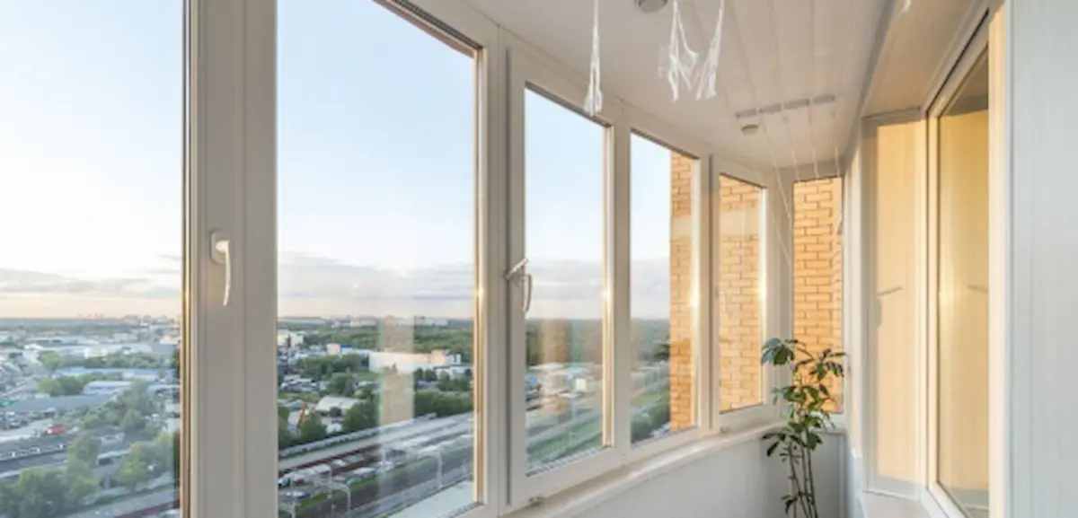 Тёплое остекление балконов и лоджий окнами из ПВХ профиля Melke.