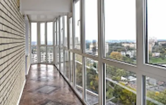 Французское остекление балконов и лоджий окнами из ПВХ профиля Melke.