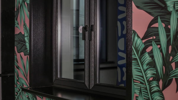 Статья Ламинация окон и Cool Colours: суть технологии, плюсы и минусы, виды.