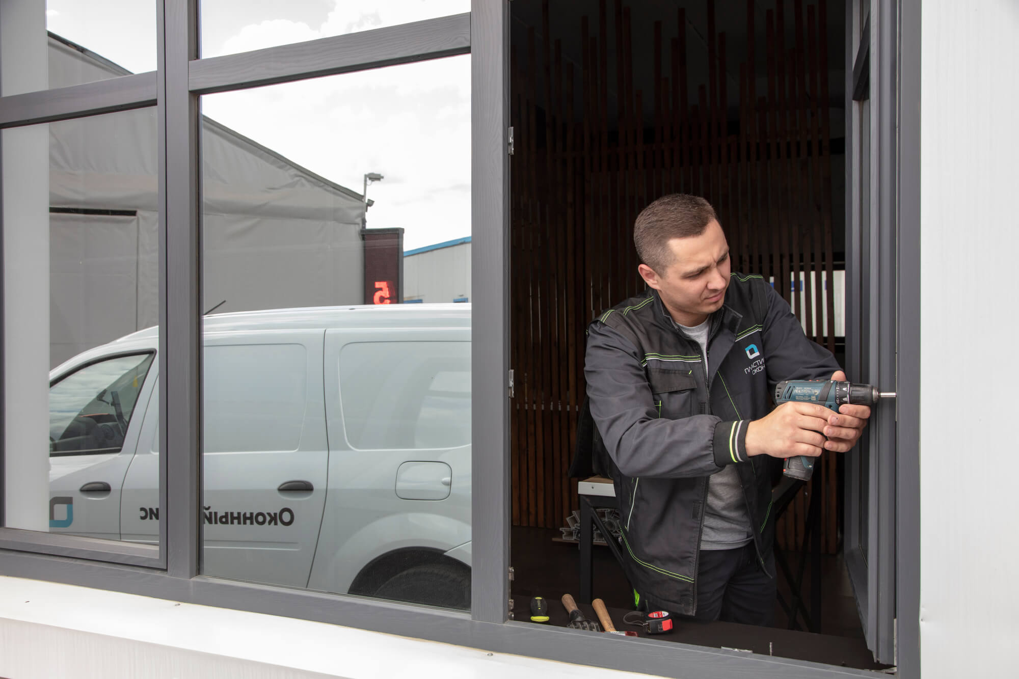 Статья Что делать, если плохо закрывается пластиковое окно.