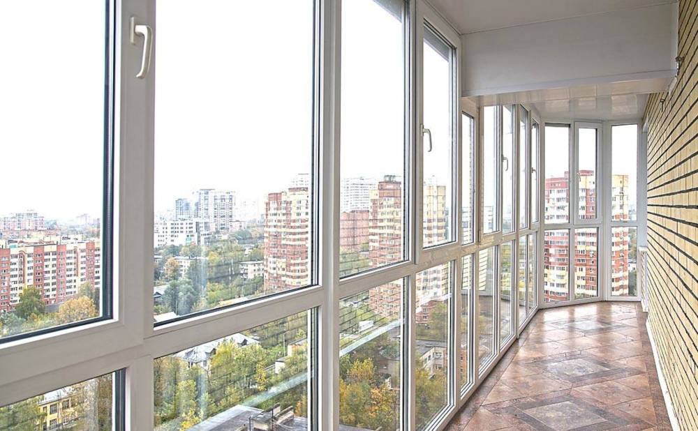 Статья Панорамные окна на балкон: преимущества, нюансы монтажа и дизайн‑решения.