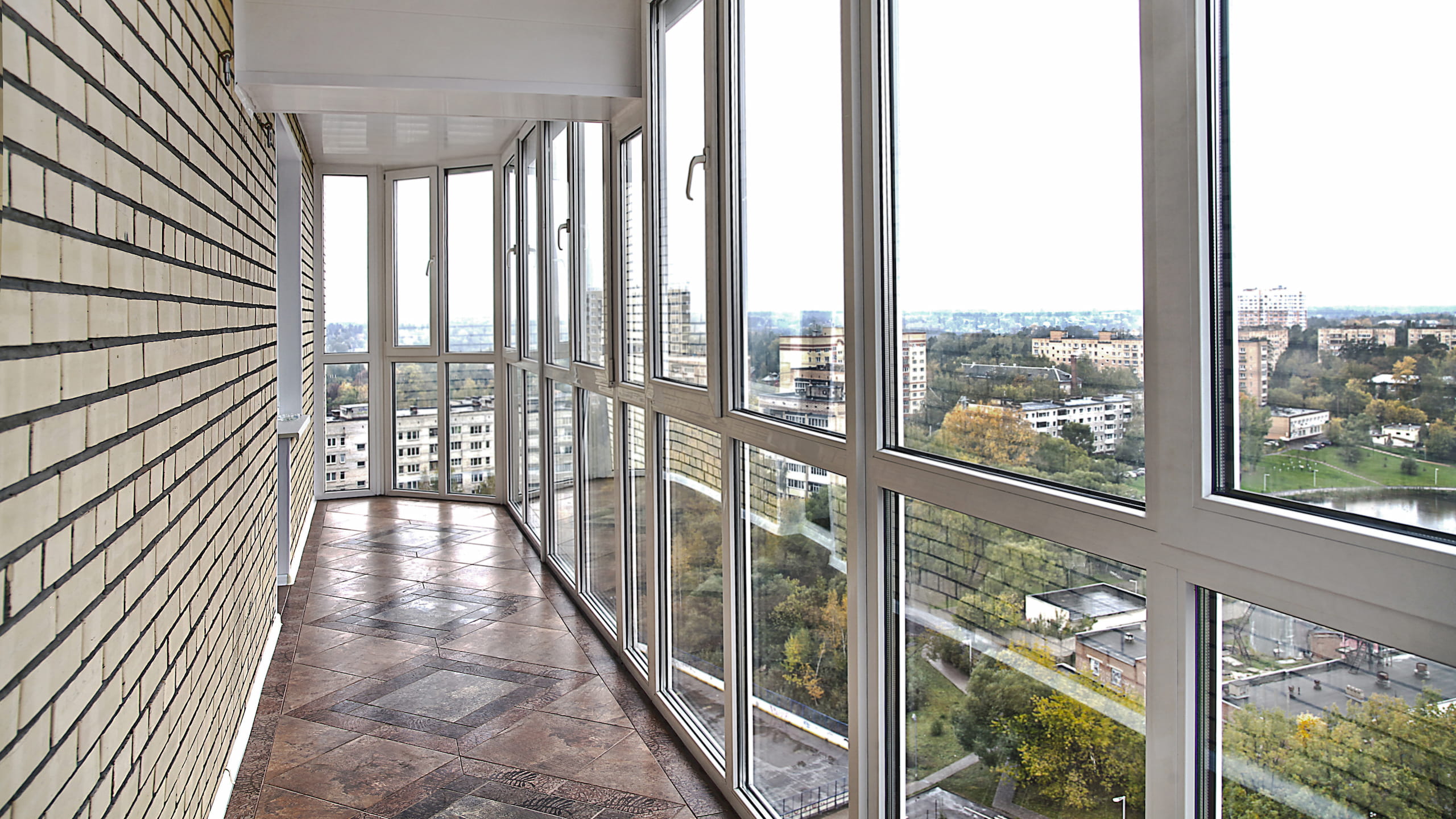 Стильные французские окна Melke Lite`60 на балконах и лождиях.