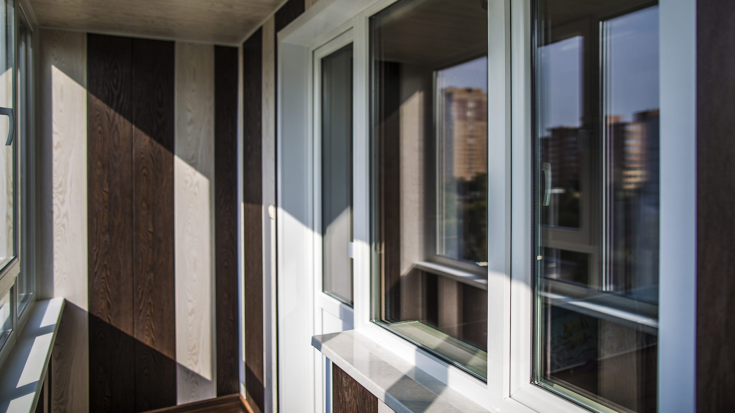 Красивый балконный блок в квартире и доме с пластиковыми окнами Melke Smart.