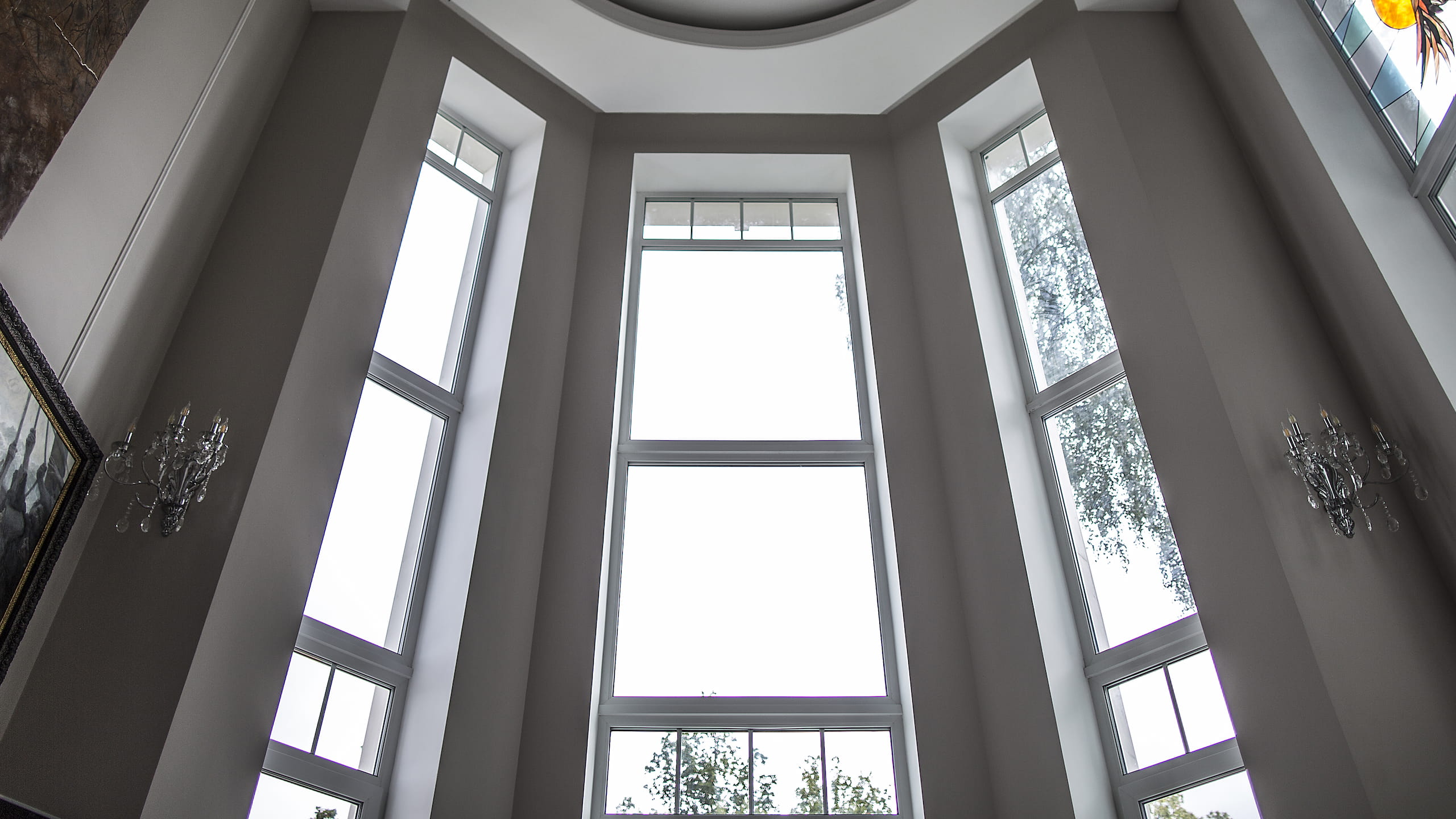 Пластиковые окна Melke art сохраняют тепло в загородном доме или коттедже.