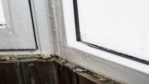 Некачественное, протекающее, запотевшее пластиковое окно под замену.